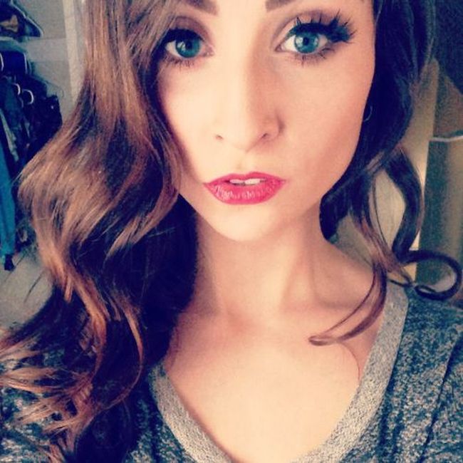 Симпатичные девушки фотографируют себя на рабочем месте