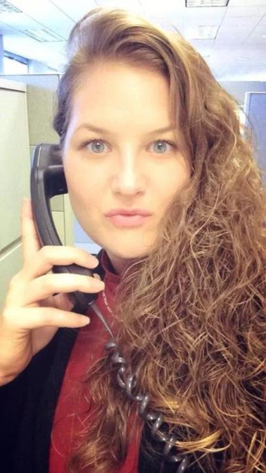 Симпатичные девушки фотографируют себя на рабочем месте