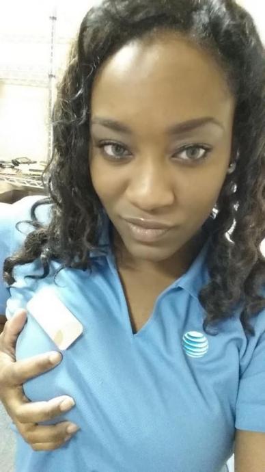 Симпатичные девушки фотографируют себя на рабочем месте