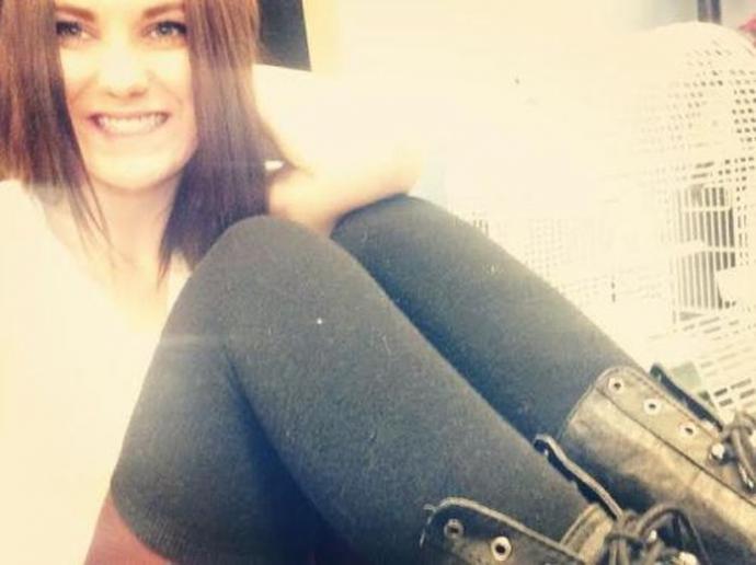 Симпатичные девушки фотографируют себя на рабочем месте