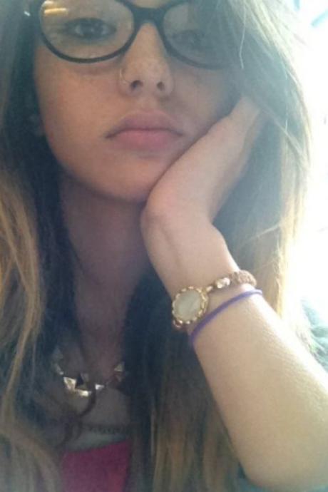 Симпатичные девушки фотографируют себя на рабочем месте