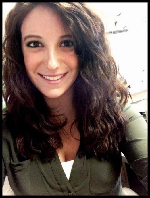 Симпатичные девушки фотографируют себя на рабочем месте