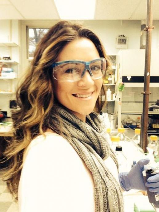 Симпатичные девушки фотографируют себя на рабочем месте