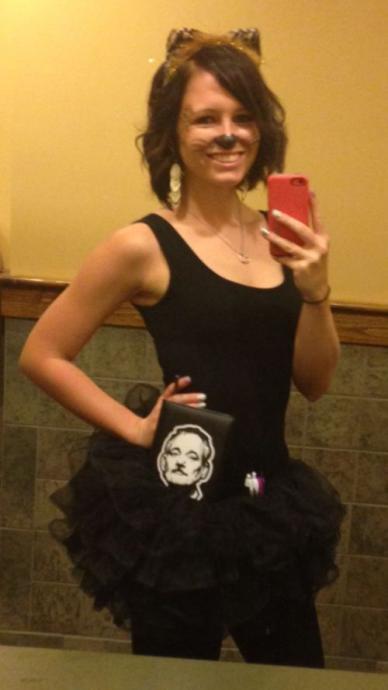 Симпатичные девушки фотографируют себя на рабочем месте