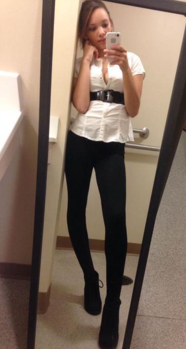 Симпатичные девушки фотографируют себя на рабочем месте