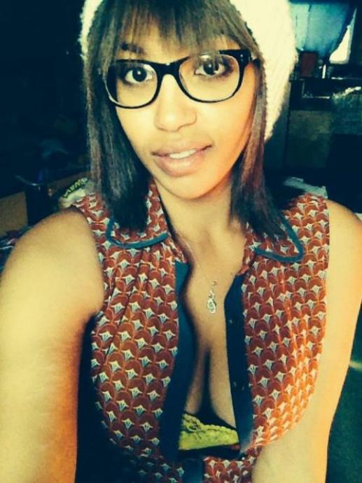 Симпатичные девушки фотографируют себя на рабочем месте