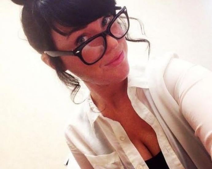 Симпатичные девушки фотографируют себя на рабочем месте