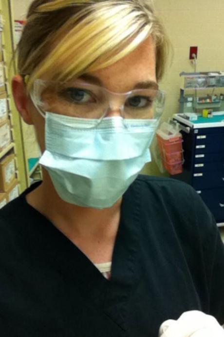 Симпатичные девушки фотографируют себя на рабочем месте