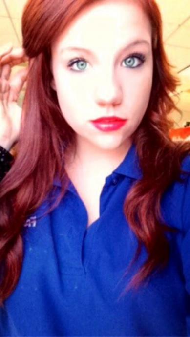 Симпатичные девушки фотографируют себя на рабочем месте