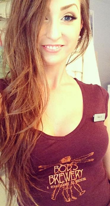 Симпатичные девушки фотографируют себя на рабочем месте