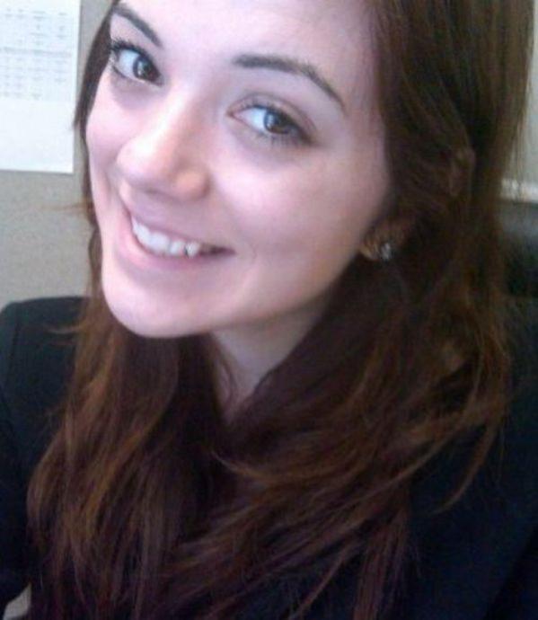 Симпатичные девушки фотографируют себя на рабочем месте