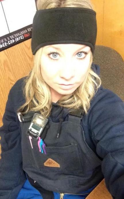 Симпатичные девушки фотографируют себя на рабочем месте