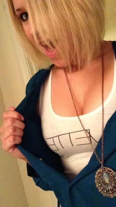 Симпатичные девушки фотографируют себя на рабочем месте