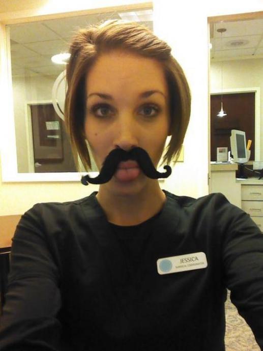 Симпатичные девушки фотографируют себя на рабочем месте