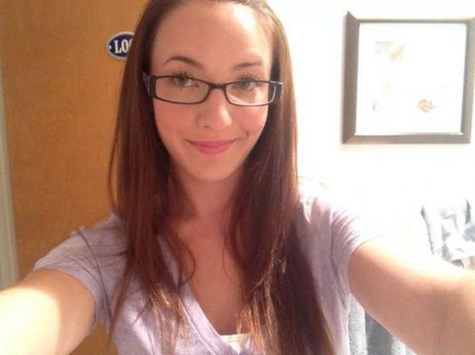 Симпатичные девушки фотографируют себя на рабочем месте