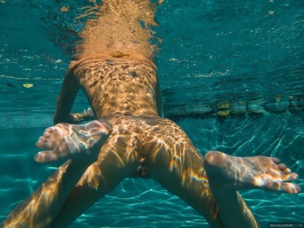 Блондинка с тату на жопе