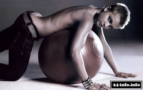 Голая звезда Мена Сувари