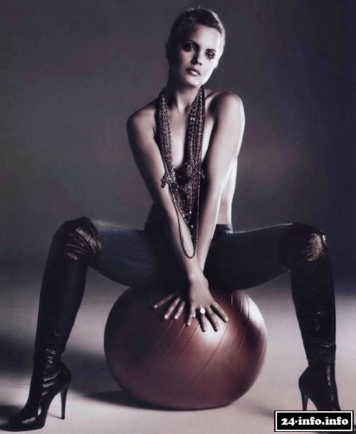 Голая звезда Мена Сувари