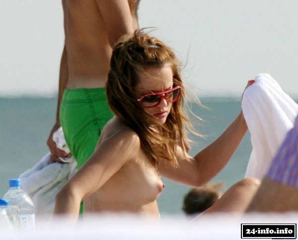 Голая звезда Мена Сувари