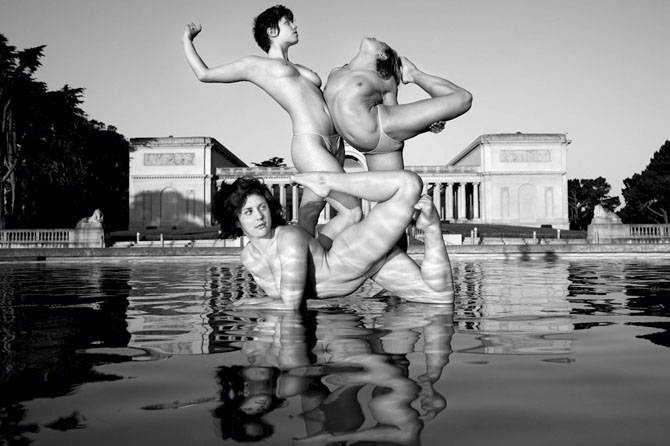 Обнаженная акробатика