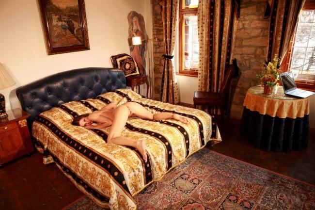 Кудрявая малолетка устроилась на постели