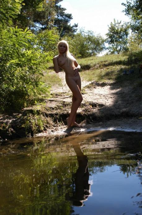 Милая девушка блондинка