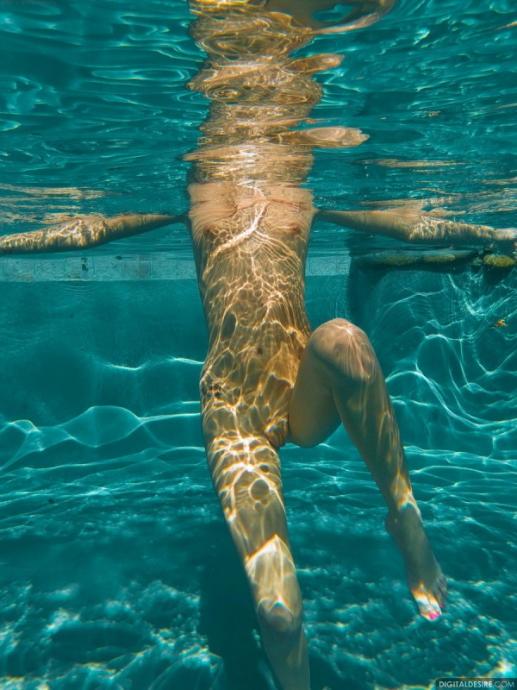 Блондинка с тату на жопе