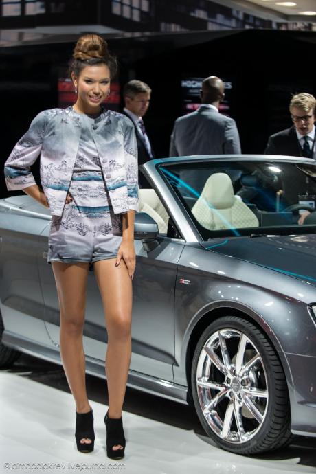 Девушки с международного автосалона IAA 2013