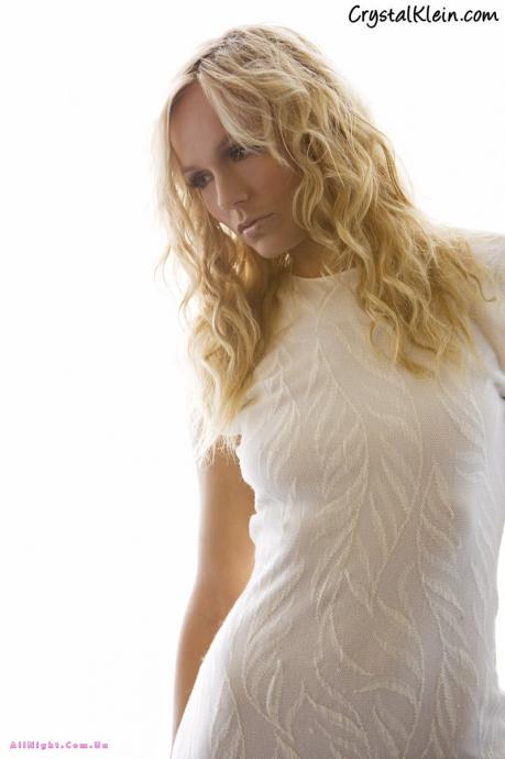 Позирование кажущейся невинной Crystal Klein