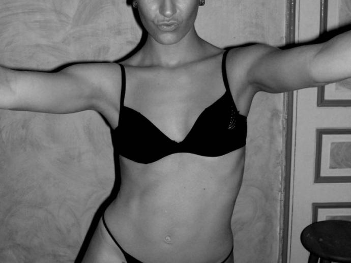 НЮ - развратная стройная красотка (черно белое фото)