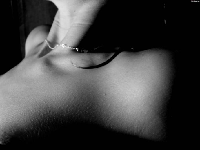 НЮ - развратная стройная красотка (черно белое фото)