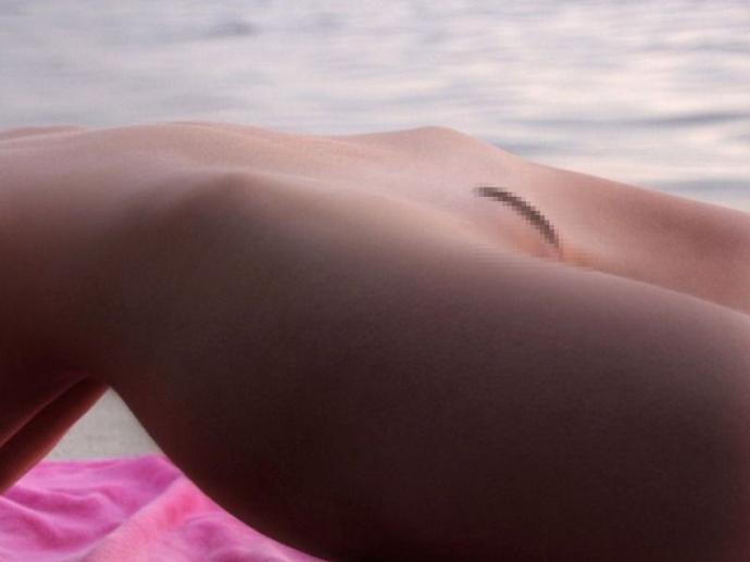 НЮ - йога на пляже голышом