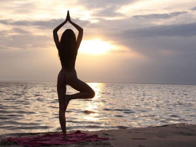 НЮ - йога на пляже голышом