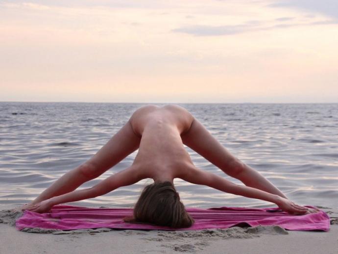 НЮ - йога на пляже голышом