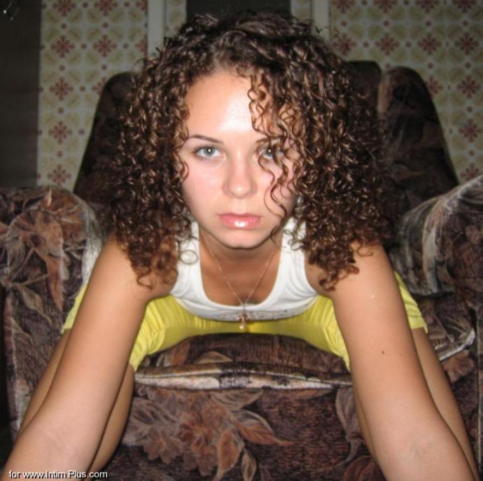 Девушки фотографируются на iPhone