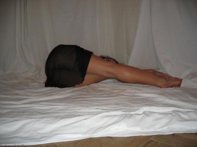 Девушки фотографируются на iPhone