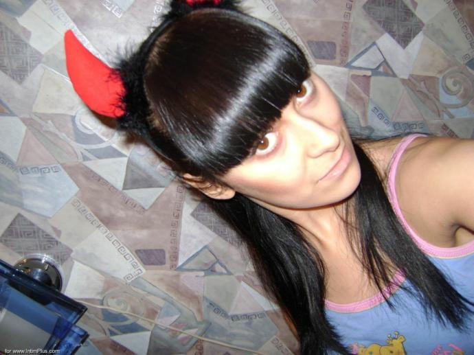 Напоил и заставил фоткаться голой