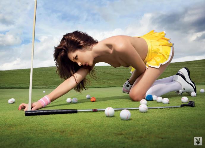 Голая девка играет в гольф