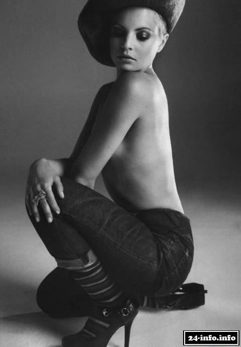 Голая звезда Мена Сувари