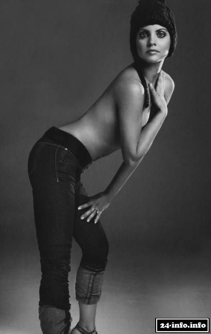 Голая звезда Мена Сувари