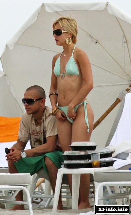 Голая звезда Мена Сувари