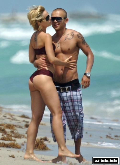 Голая звезда Мена Сувари