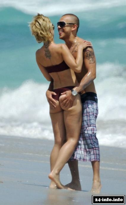 Голая звезда Мена Сувари