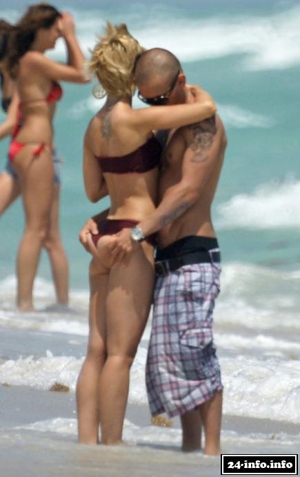 Голая звезда Мена Сувари