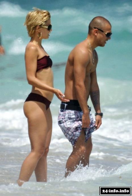 Голая звезда Мена Сувари