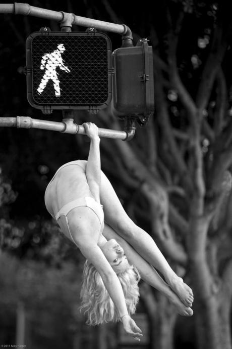 Обнаженная акробатика