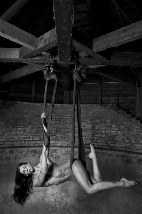 Обнаженная акробатика