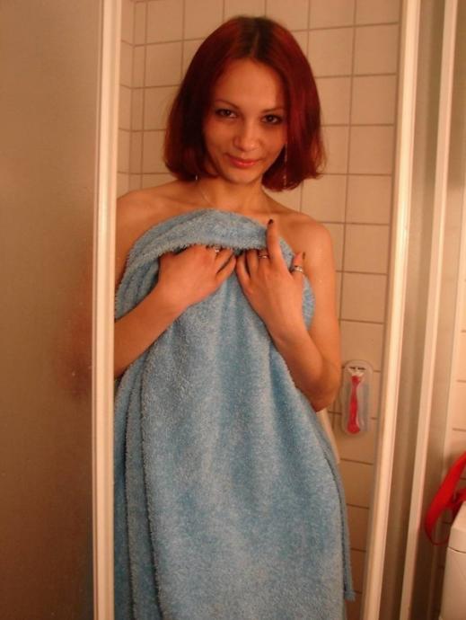 Веселая малолетка пытается стать взрослой бабой