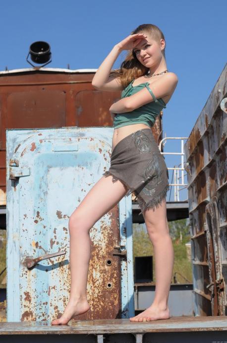 Хрупкая малолетка совсем одинока