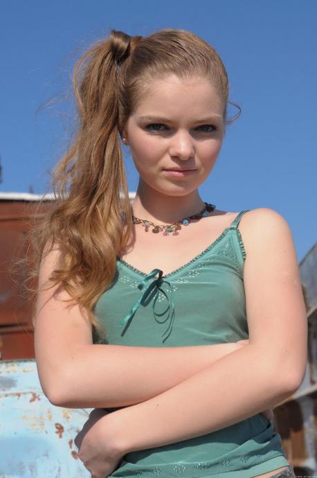 Хрупкая малолетка совсем одинока